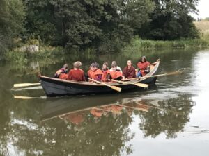 Ro vikingabåt till deras historiska platser